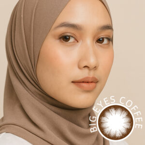 Model wearing Big Eyes Coffee Contact Lenses 14.5mm doll look Malaysia