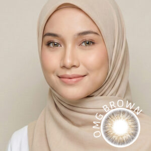 Model wearing viral OMG Brown Contact Lenses no ring Malaysia