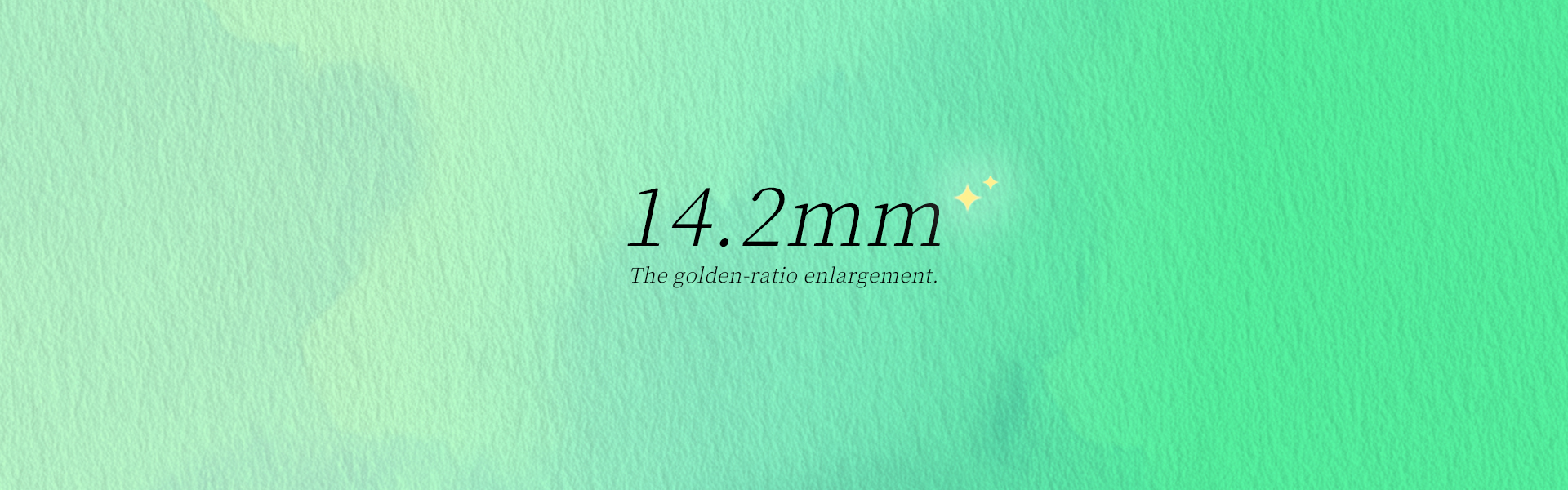 Model wearing DIA 14.2mm contact lenses, natural enlargement